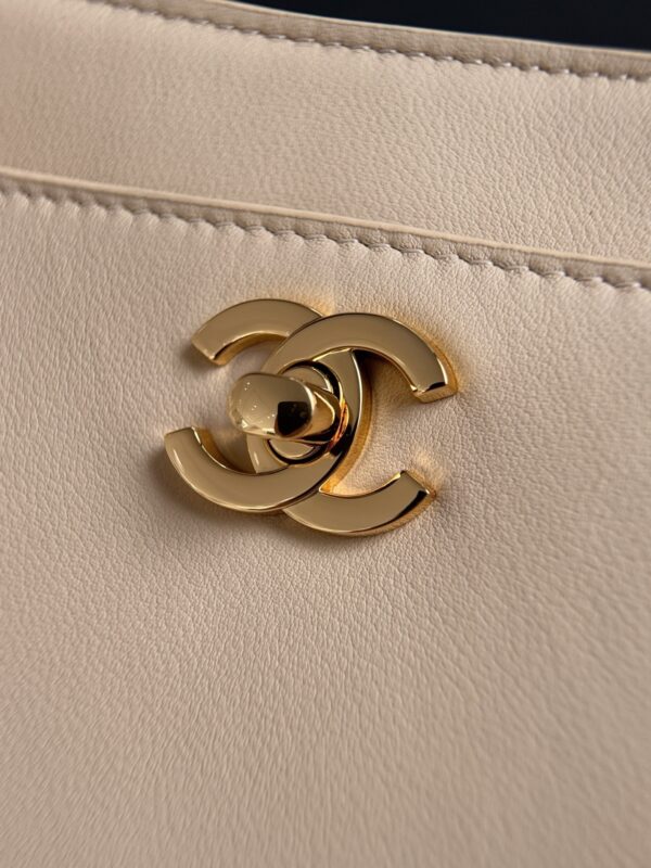sy_no_A9DB2DA5AD7507587E0AB57BBACB7A50_4 White Cerf-Style Large Leather Tote Bag