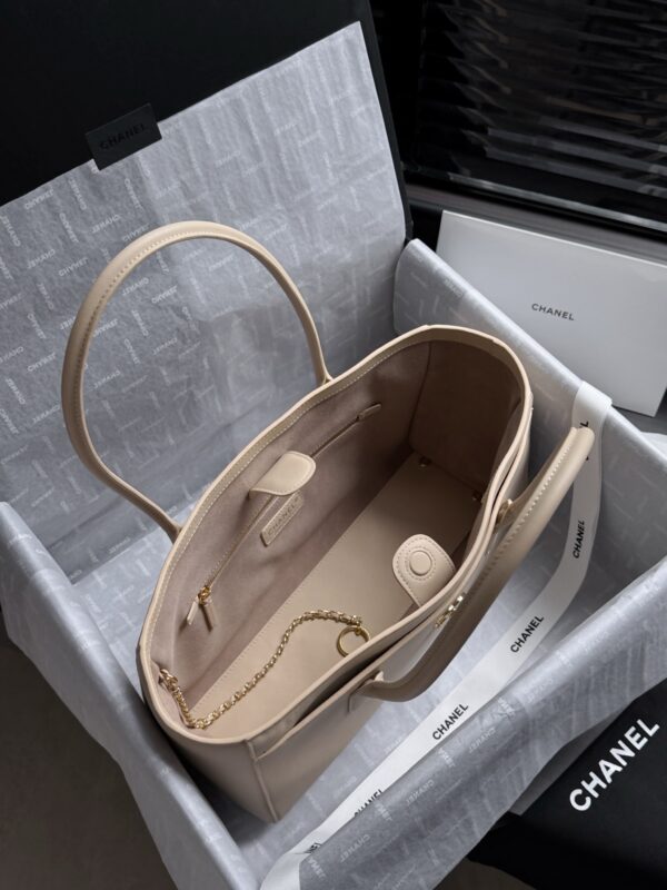 sy_no_A9DB2DA5AD7507587E0AB57BBACB7A50_5 White Cerf-Style Large Leather Tote Bag