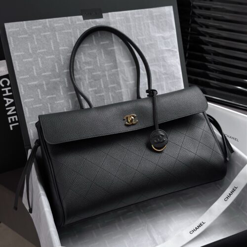 sy_no_AAF1BBA6A0C120053FF8757121ED79D1_0 Black Medium Baguette-Style Textured Leather Bag