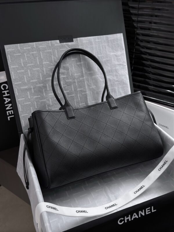 Black Medium Baguette-Style Textured Leather Bag
