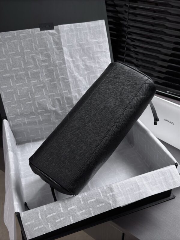 Black Medium Baguette-Style Textured Leather Bag