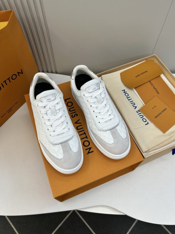 sy_no_AE3AEDB3D7A7BCDF86A63225244F9DD7_0 White & Light Grey Embossed Suede Derby Sneakers