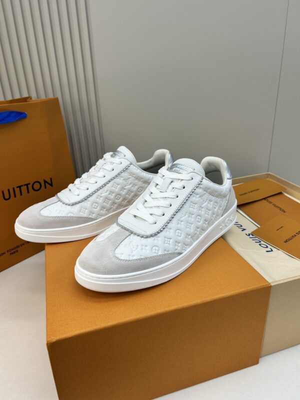 sy_no_AE3AEDB3D7A7BCDF86A63225244F9DD7_1 White & Light Grey Embossed Suede Derby Sneakers