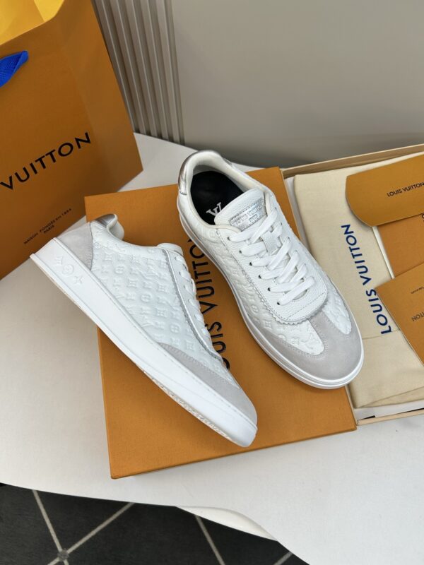 sy_no_AE3AEDB3D7A7BCDF86A63225244F9DD7_2 White & Light Grey Embossed Suede Derby Sneakers