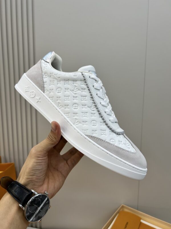 sy_no_AE3AEDB3D7A7BCDF86A63225244F9DD7_4 White & Light Grey Embossed Suede Derby Sneakers
