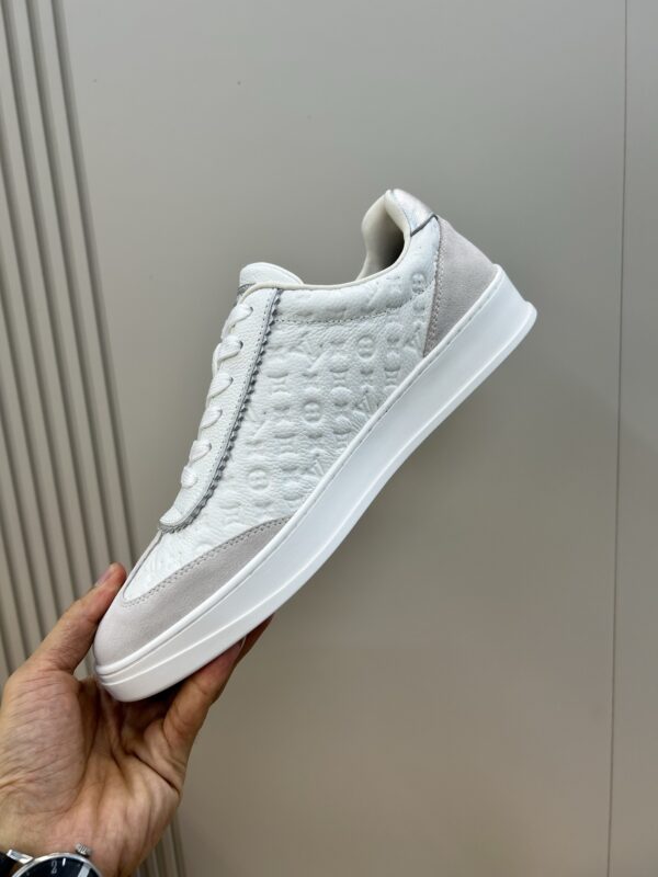sy_no_AE3AEDB3D7A7BCDF86A63225244F9DD7_8 White & Light Grey Embossed Suede Derby Sneakers