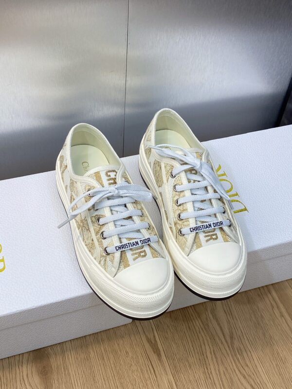 sy_no_AFB2BD32F2083DE7DE43FC8EC7506AB5_0 Gold & Champagne Metallic Embroidered Platform Canvas Sneakers
