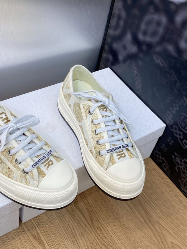 sy_no_AFB2BD32F2083DE7DE43FC8EC7506AB5_3 Gold & Champagne Metallic Embroidered Platform Canvas Sneakers