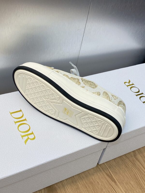 sy_no_AFB2BD32F2083DE7DE43FC8EC7506AB5_8 Gold & Champagne Metallic Embroidered Platform Canvas Sneakers