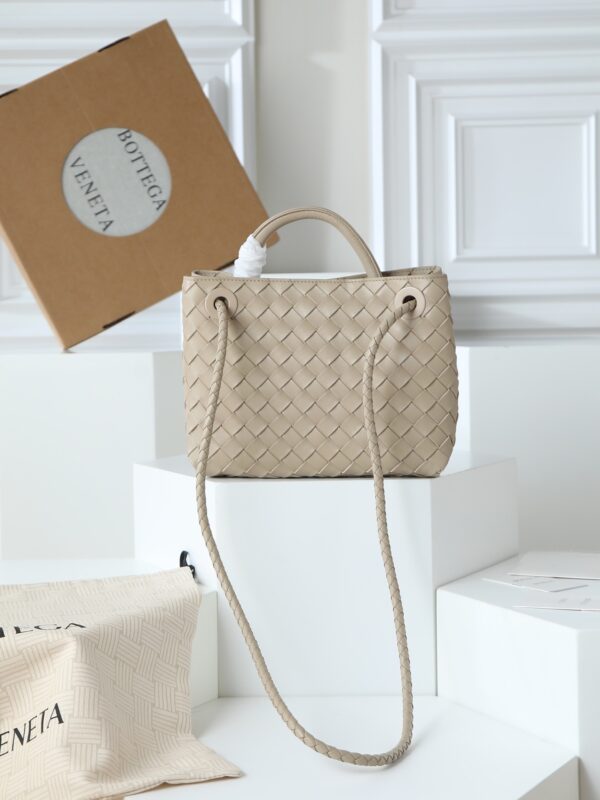 sy_no_AFE0F984A434B4B5EA2D63CC4D4EF775_1 Bottega Veneta Andiamo Woven Leather Bag