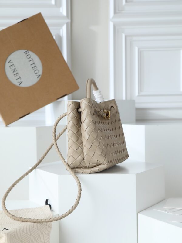 sy_no_AFE0F984A434B4B5EA2D63CC4D4EF775_2 Bottega Veneta Andiamo Woven Leather Bag