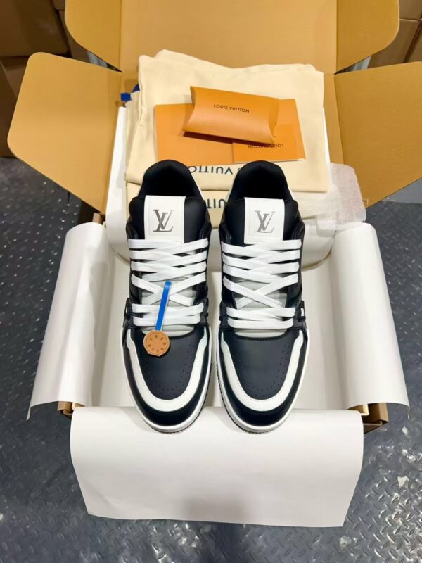 Louis Vuitton Trainer: Latest 26S casual sports/basketball sneakers from the exclusive couples' collection.