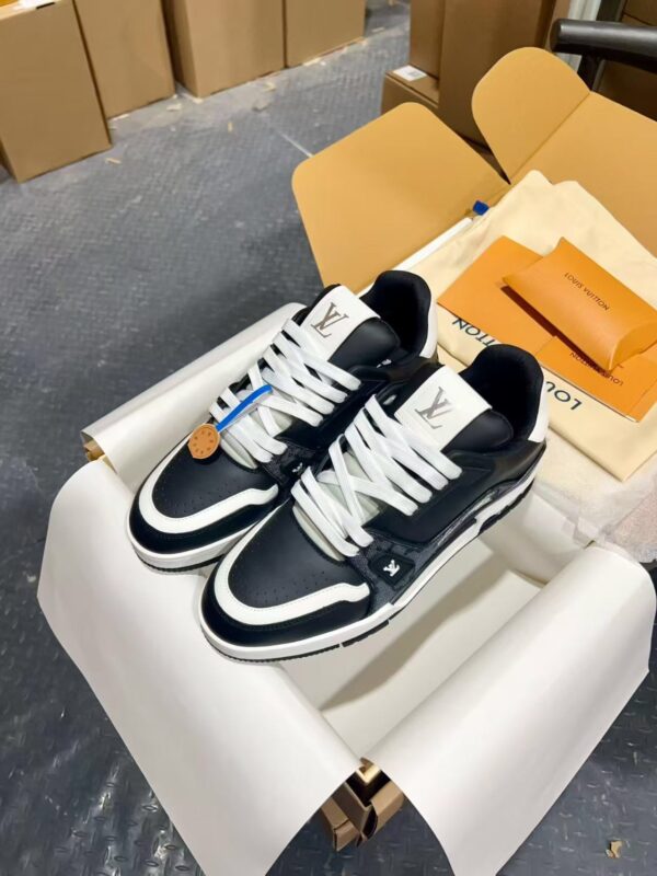 Louis Vuitton Trainer: Latest 26S casual sports/basketball sneakers from the exclusive couples' collection.