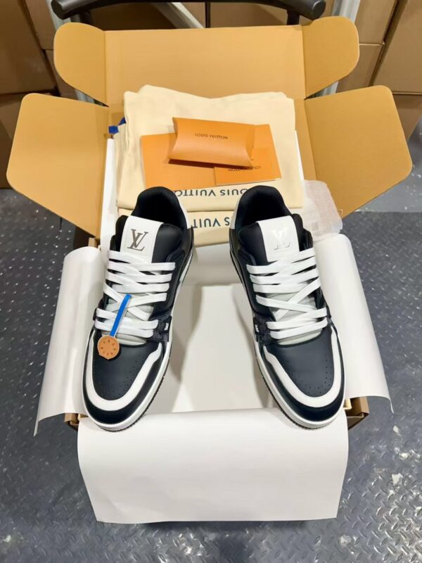 Louis Vuitton Trainer: Latest 26S casual sports/basketball sneakers from the exclusive couples' collection.