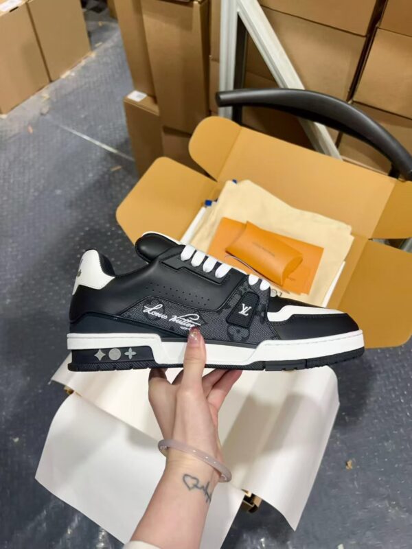 Louis Vuitton Trainer: Latest 26S casual sports/basketball sneakers from the exclusive couples' collection.