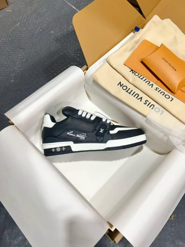 Louis Vuitton Trainer: Latest 26S casual sports/basketball sneakers from the exclusive couples' collection.