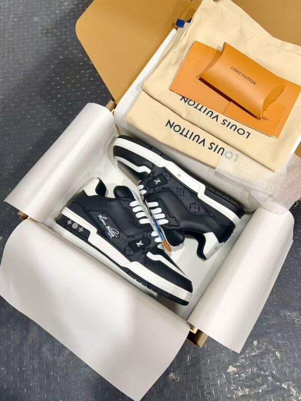 Louis Vuitton Trainer: Latest 26S casual sports/basketball sneakers from the exclusive couples' collection.