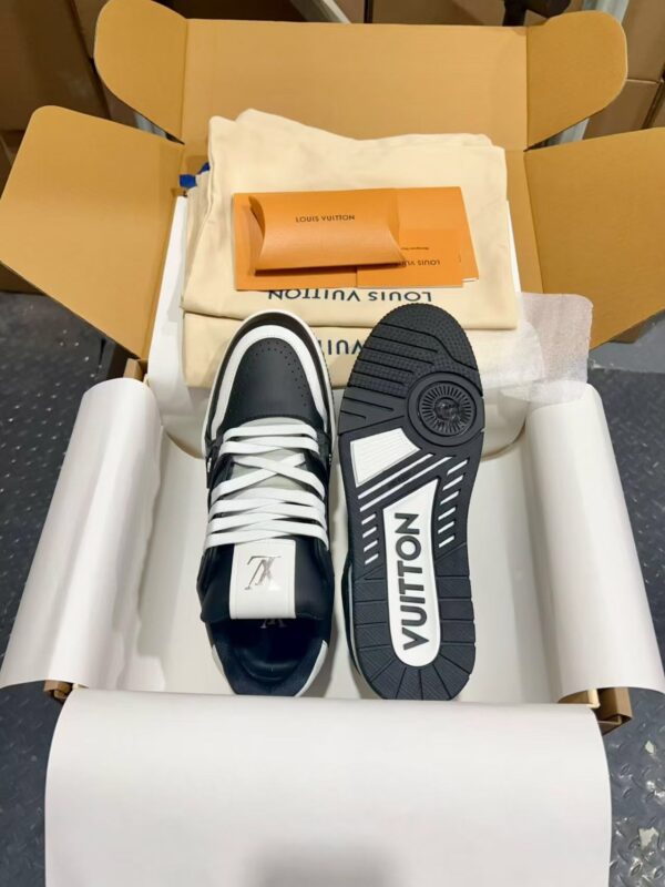 Louis Vuitton Trainer: Latest 26S casual sports/basketball sneakers from the exclusive couples' collection.