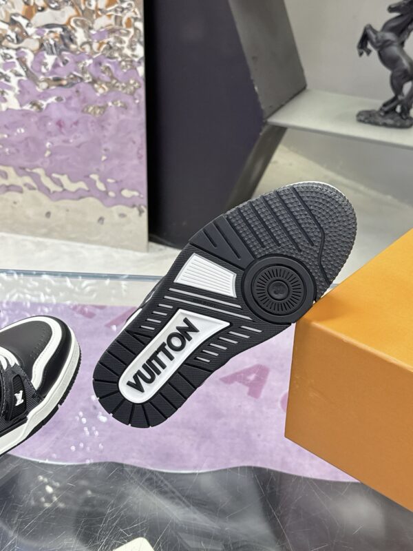 sy_no_B33BB2CA8D1D7E18C71D21B3B8AC39C1_8 Louis Vuitton LV Trainer Black & White “Panda” Retro Sneakers