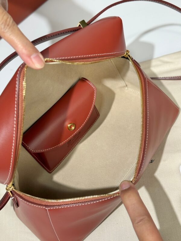 sy_no_B8A1BB87B3D7C9D28F65ABA738CB48DA_8 Loro Piana Extra Bag L27 Shoulder Bag – Saddle Leather (Red)