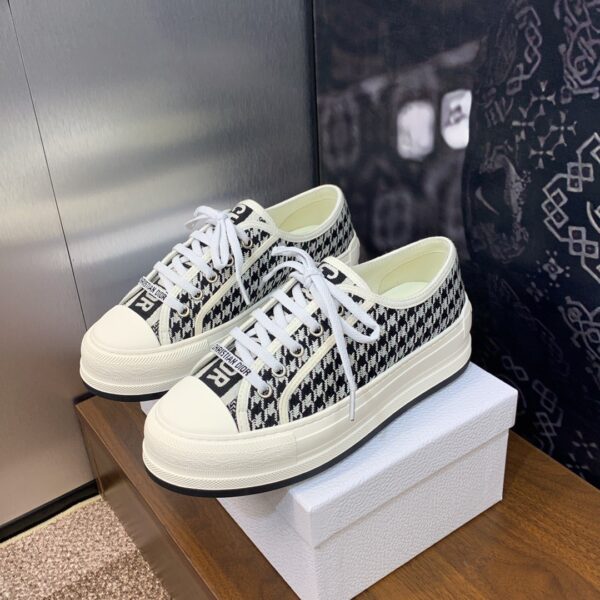 sy_no_BC767618479BAA73CD8835A0EBBE4781_1 Black & White Houndstooth Embroidered Platform Canvas Sneakers