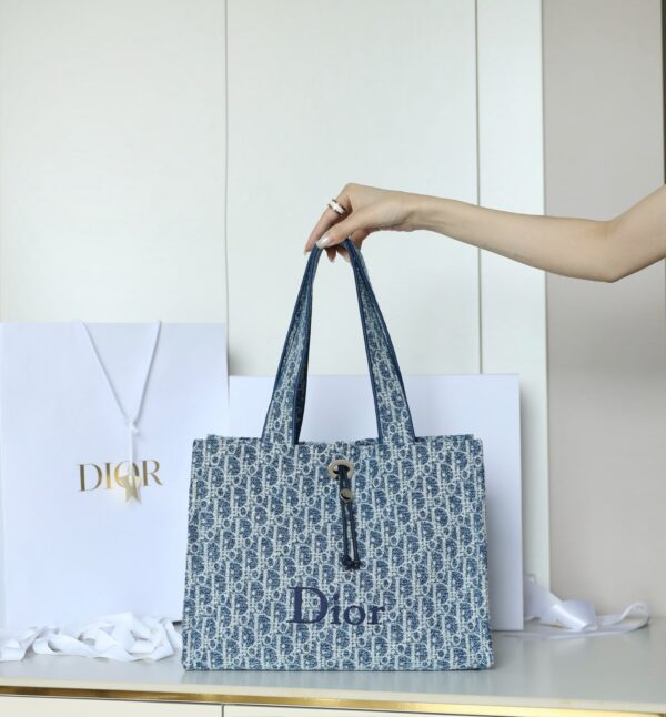 sy_no_BCF3F238A6F4AABC9214A35C97005AA5_0 Dior Toujours Tote Bag – Dioriviera Limited Edition