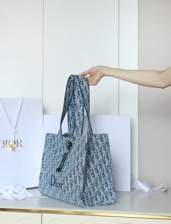 sy_no_BCF3F238A6F4AABC9214A35C97005AA5_4 Dior Toujours Tote Bag – Dioriviera Limited Edition