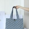sy_no_BCF3F238A6F4AABC9214A35C97005AA5_5 Dior Toujours Tote Bag – Dioriviera Limited Edition