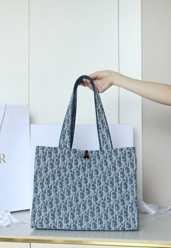 sy_no_BCF3F238A6F4AABC9214A35C97005AA5_5 Dior Toujours Tote Bag – Dioriviera Limited Edition