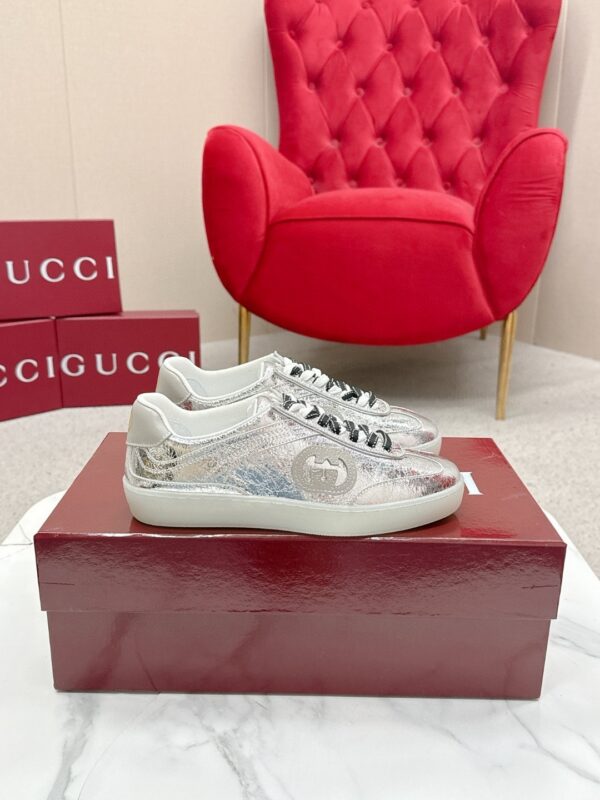 sy_no_BE1CFD3C5428D2F342FC578034C4BFFF_0 Gucci B Sneaker Metallic Silver Leather – Silver