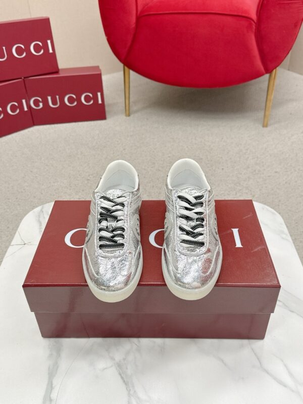 sy_no_BE1CFD3C5428D2F342FC578034C4BFFF_1 Gucci B Sneaker Metallic Silver Leather – Silver