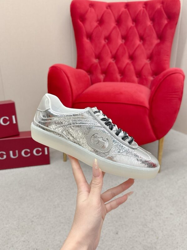 sy_no_BE1CFD3C5428D2F342FC578034C4BFFF_3 Gucci B Sneaker Metallic Silver Leather – Silver