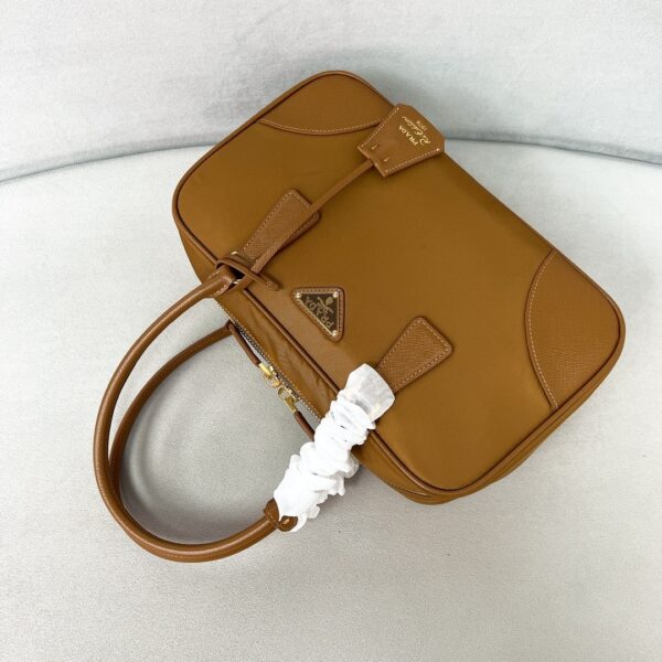 sy_no_C5B2BCA0E49F7D006A2DB7EAF220A04D_4 Prada Debut: 2024 Cruise Collection Re-Edition 1978 Double-Handle Bag