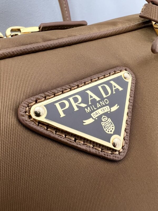 sy_no_C5B2BCA0E49F7D006A2DB7EAF220A04D_5 Prada Debut: 2024 Cruise Collection Re-Edition 1978 Double-Handle Bag