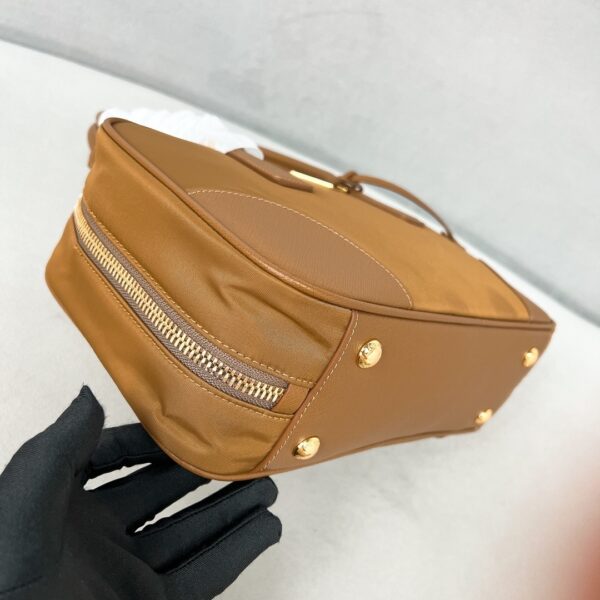 sy_no_C5B2BCA0E49F7D006A2DB7EAF220A04D_6 Prada Debut: 2024 Cruise Collection Re-Edition 1978 Double-Handle Bag
