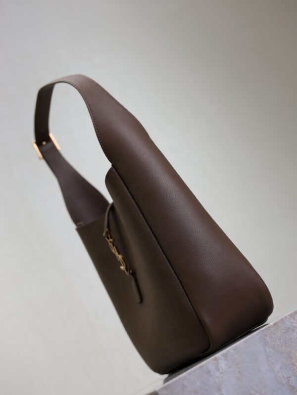 sy_no_C612DD409DB10097BC444834506B0598_4 LE 5 À 7 Underarm Bag – Pecan Brown