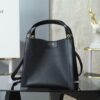 sy_no_C6580F9CD99A5E6E6B12C7EE1B34054F_0 CUBO Small Handbag – Structured Square Silhouette