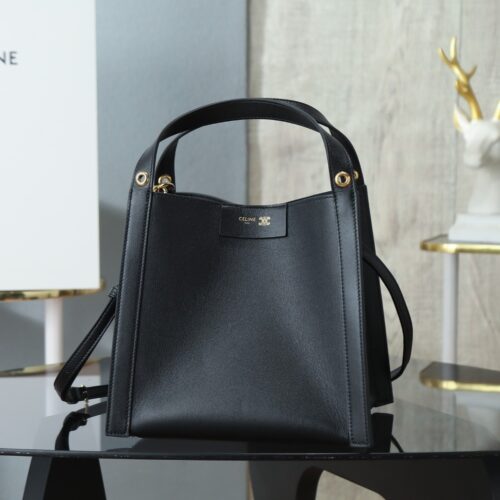 sy_no_C6580F9CD99A5E6E6B12C7EE1B34054F_0 CUBO Small Handbag – Structured Square Silhouette