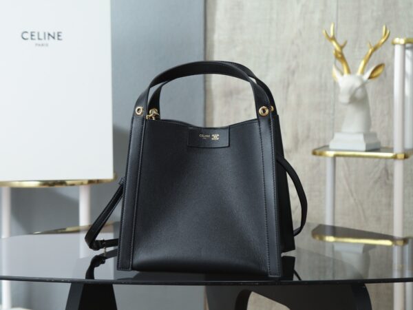 sy_no_C6580F9CD99A5E6E6B12C7EE1B34054F_0 CUBO Small Handbag – Structured Square Silhouette
