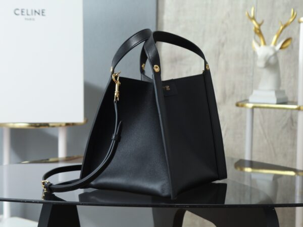 sy_no_C6580F9CD99A5E6E6B12C7EE1B34054F_3 CUBO Small Handbag – Structured Square Silhouette