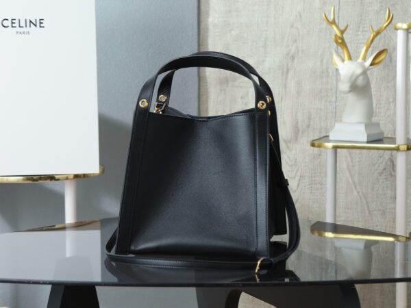 sy_no_C6580F9CD99A5E6E6B12C7EE1B34054F_5 CUBO Small Handbag – Structured Square Silhouette