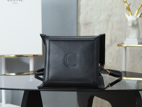 sy_no_C6580F9CD99A5E6E6B12C7EE1B34054F_6 CUBO Small Handbag – Structured Square Silhouette