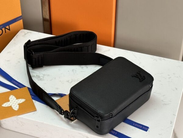 sy_no_C66DDCCBA52E143FCE6442CDB03E3329_3 Alpha Wearable Wallet – Grained Leather