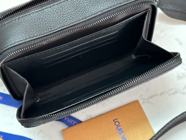sy_no_C66DDCCBA52E143FCE6442CDB03E3329_7 Alpha Wearable Wallet – Grained Leather