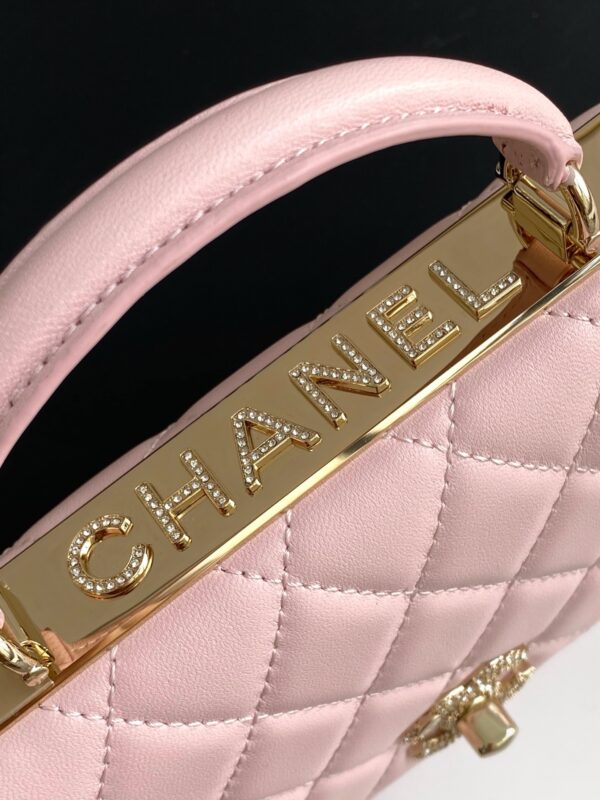 sy_no_CBE8AFD241038A10E59F7F2590251ED4_4 Chanel Trendy CC Lambskin Bag with Crystal-Embellished Clasp (Shoulder/Crossbody/Top-Handle)