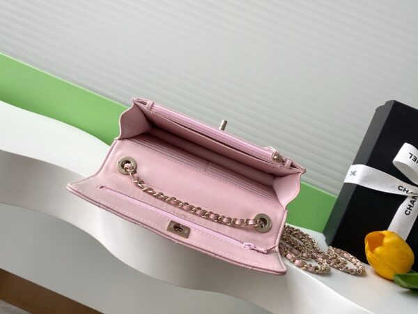 sy_no_CBE8AFD241038A10E59F7F2590251ED4_8 Chanel Trendy CC Lambskin Bag with Crystal-Embellished Clasp (Shoulder/Crossbody/Top-Handle)