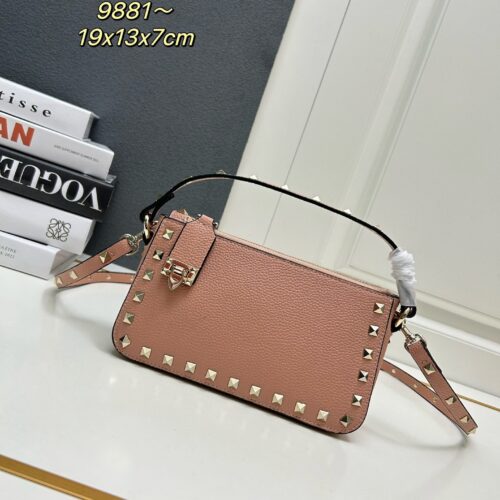 sy_no_D645BA62470E27C72757E75E7CAAEFD5_0 Valentino Garavani Rockstud Small Leather Crossbody Bag – Pink