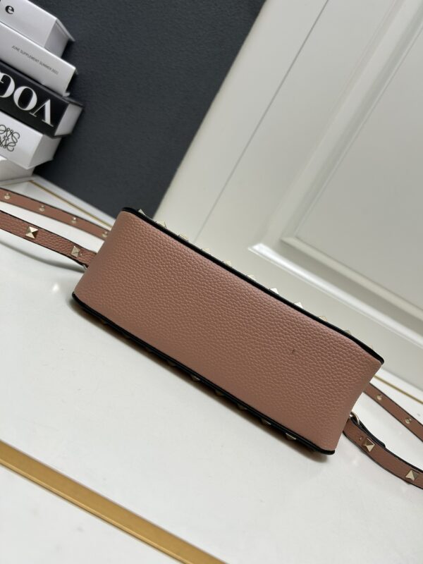 Valentino Garavani Rockstud Small Leather Crossbody Bag – Pink