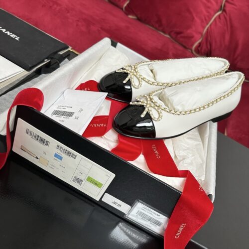 sy_no_D74E968460683EA1651DC99FD9D9BC47_0 White & Black Patent Cap-Toe Chain Ballerinas