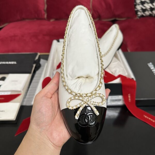 sy_no_D74E968460683EA1651DC99FD9D9BC47_2 White & Black Patent Cap-Toe Chain Ballerinas